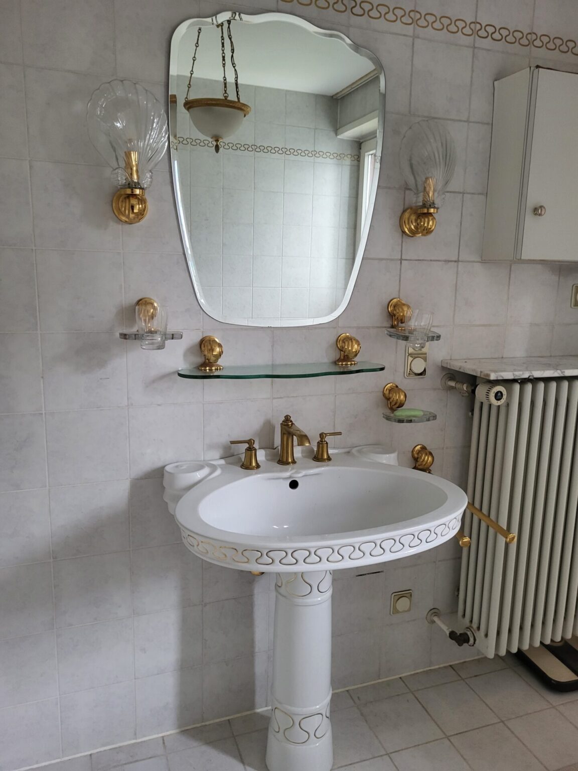 Badezimmer 70er Jahre Gold Muschel Sanitär
