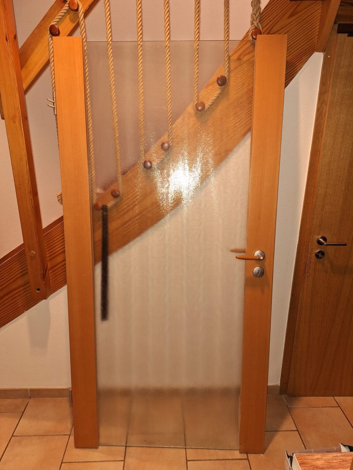 Holztür mit Lichtausschnitt