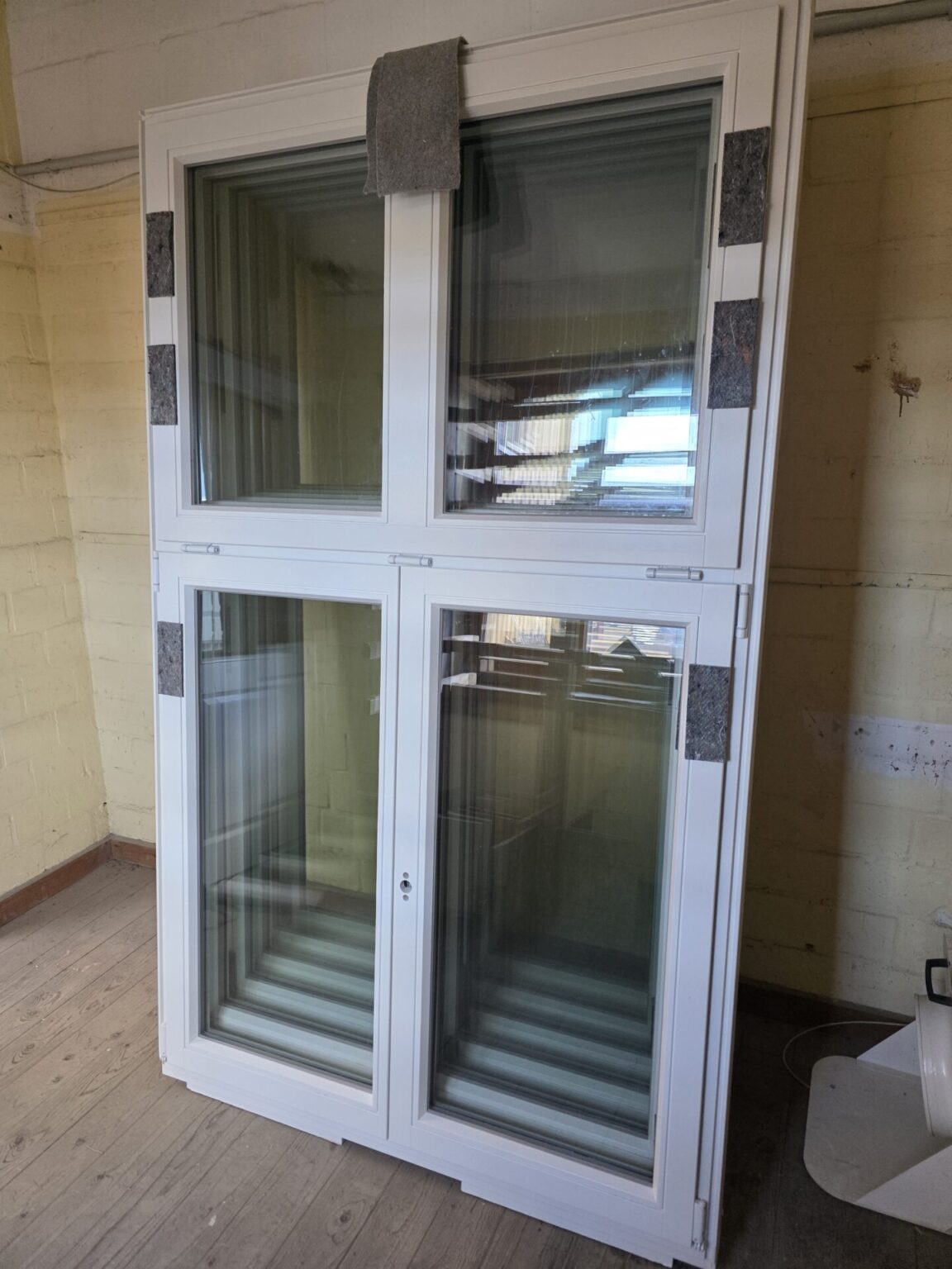 Sorpetaler Holzfenster, zweiflügelig mit Oberlicht