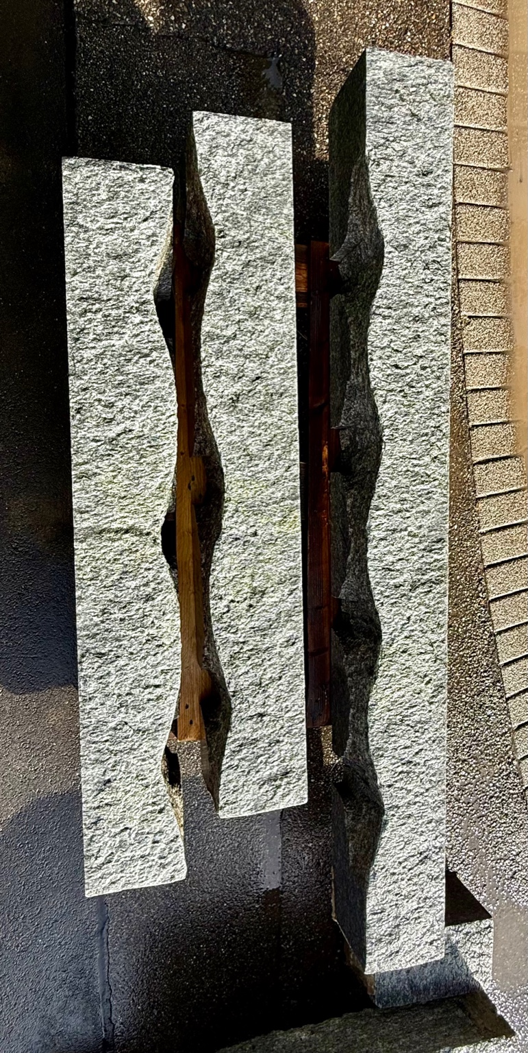 Granit-Grabstein mit Granit-Einfassungen, naturbelassen