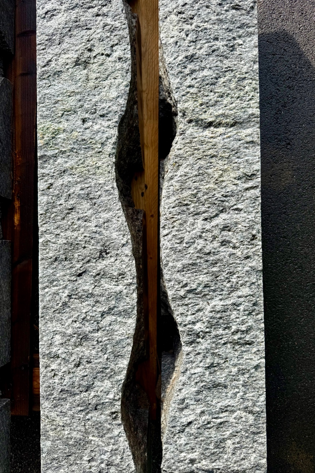Granit-Grabstein mit Granit-Einfassungen, naturbelassen