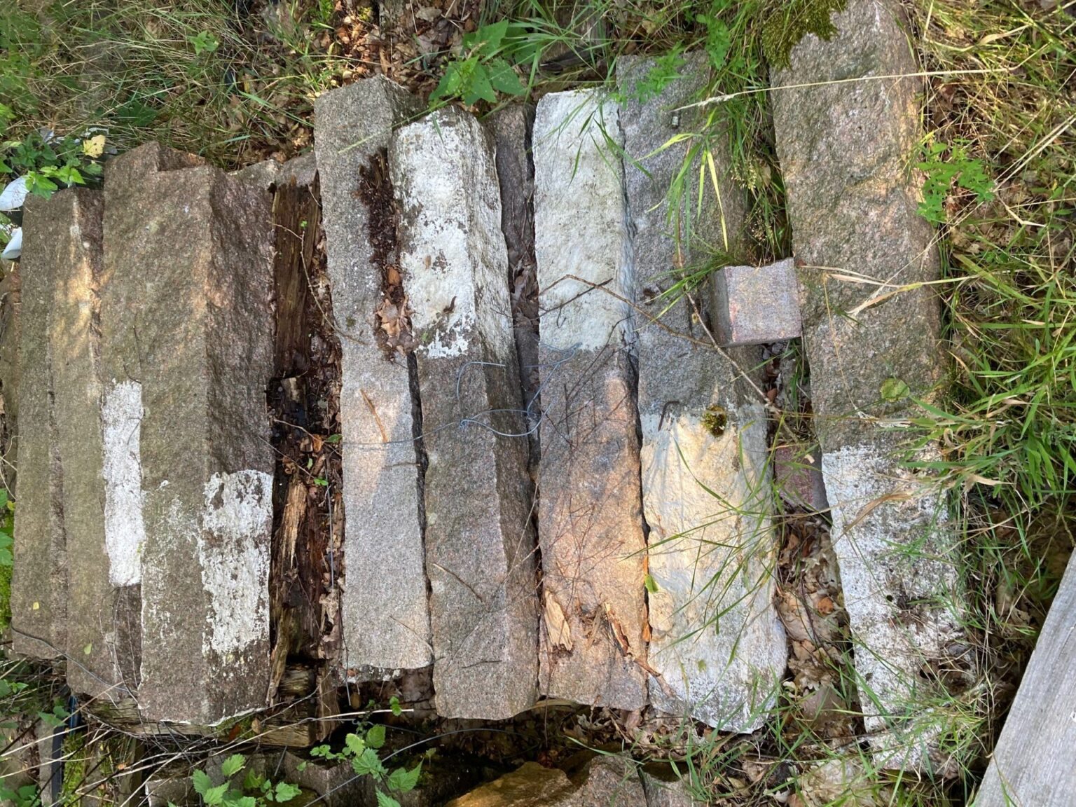Granitsteine, 70 Granitsteine zur Vermarkung von Grenzen (s. Foto unten). Die Steine sind 100 cm lang, Kantenlänge 15 cm. Wir würden diese Steine gerne günstig abgeben. Die Steine können sicher auch für andere Zwecke (Kantsteine, Begrenzungen usw.) verwendet werden