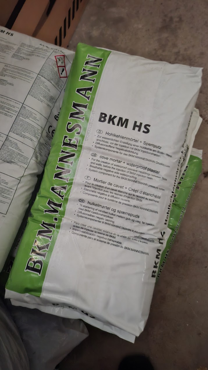 BKM HS Hohlkehlenmörtel + Sperrputz