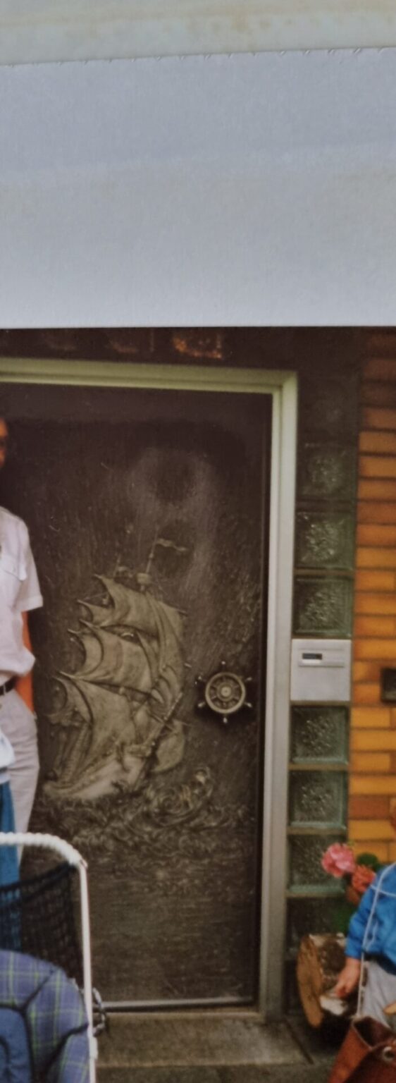 Haustür mit Segelschiffrelief aus Metall