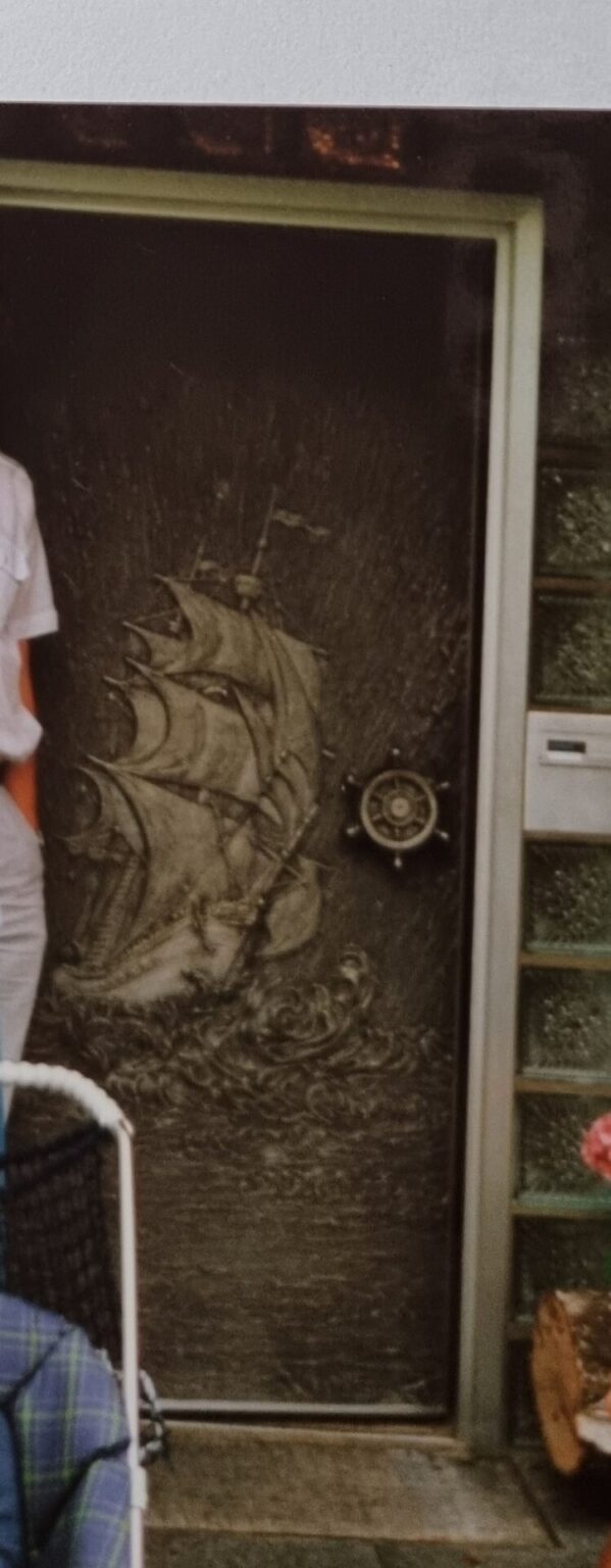Haustür mit Segelschiffrelief aus Metall