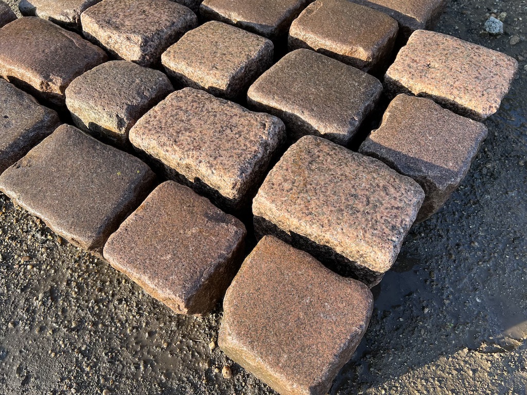 Altes Granitpflaster 15×15 cm – rötliche & bräunliche Farbtöne – Altstadtpflaster Antik