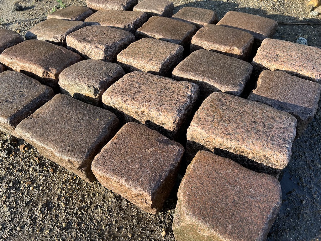 Altes Granitpflaster 15×15 cm – rötliche & bräunliche Farbtöne – Altstadtpflaster Antik