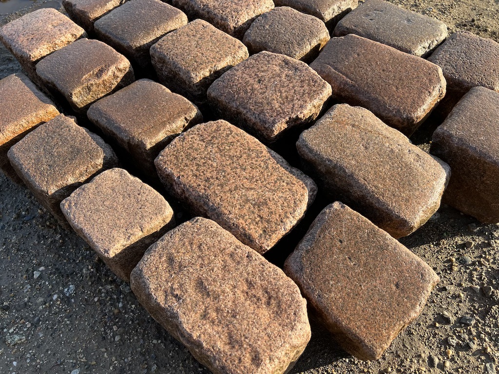 Altes Granitpflaster 15×15 cm – rötliche & bräunliche Farbtöne – Altstadtpflaster Antik