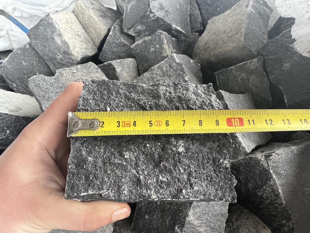Schwarzes Granit Kleinpflaster 8×11 cm – Granitwürfel Pflastersteine