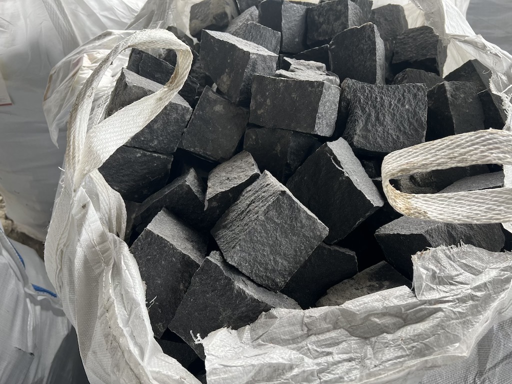 Schwarzes Granit Kleinpflaster 8×11 cm – Granitwürfel Pflastersteine