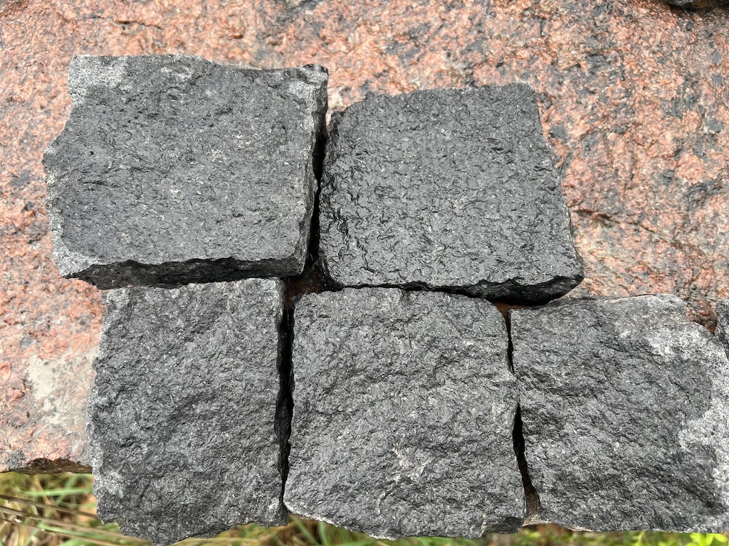 Schwarzes Granit Kleinpflaster 8×11 cm – Granitwürfel Pflastersteine