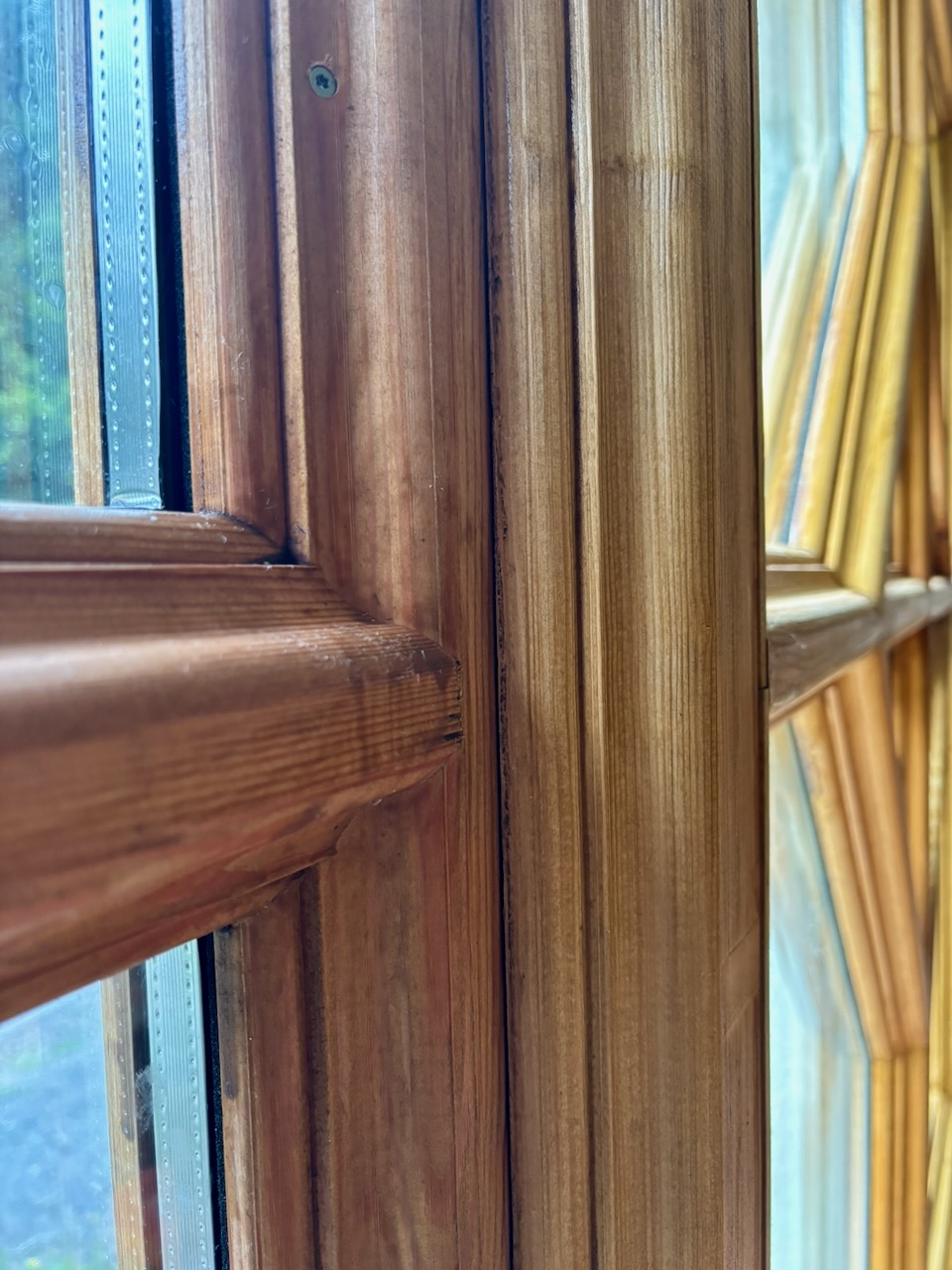 Exklusive Holzsprossen-Fensteranlage