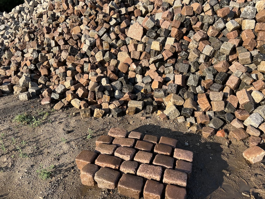 Altes Granitpflaster 15×15 cm – rötliche & bräunliche Farbtöne – Altstadtpflaster Antik