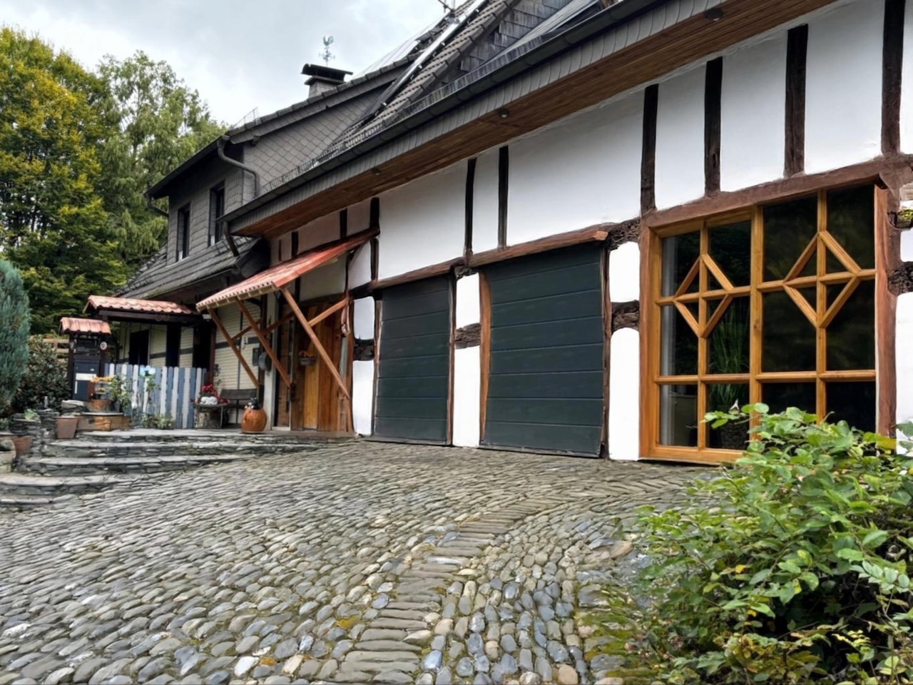 Exklusive Holzsprossen-Fensteranlage