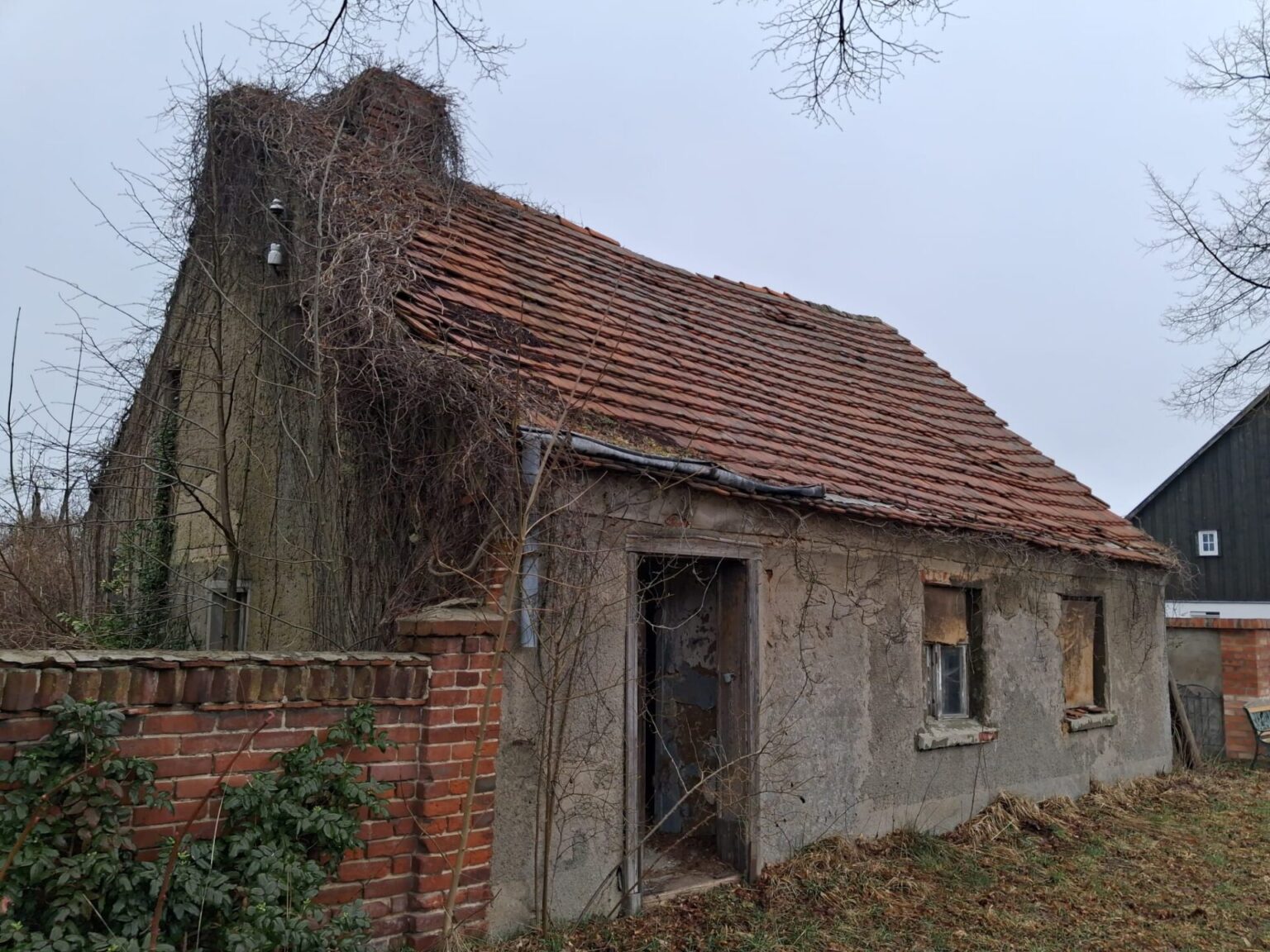 komplettes Ziegelhaus mit Dacheindeckung und allem