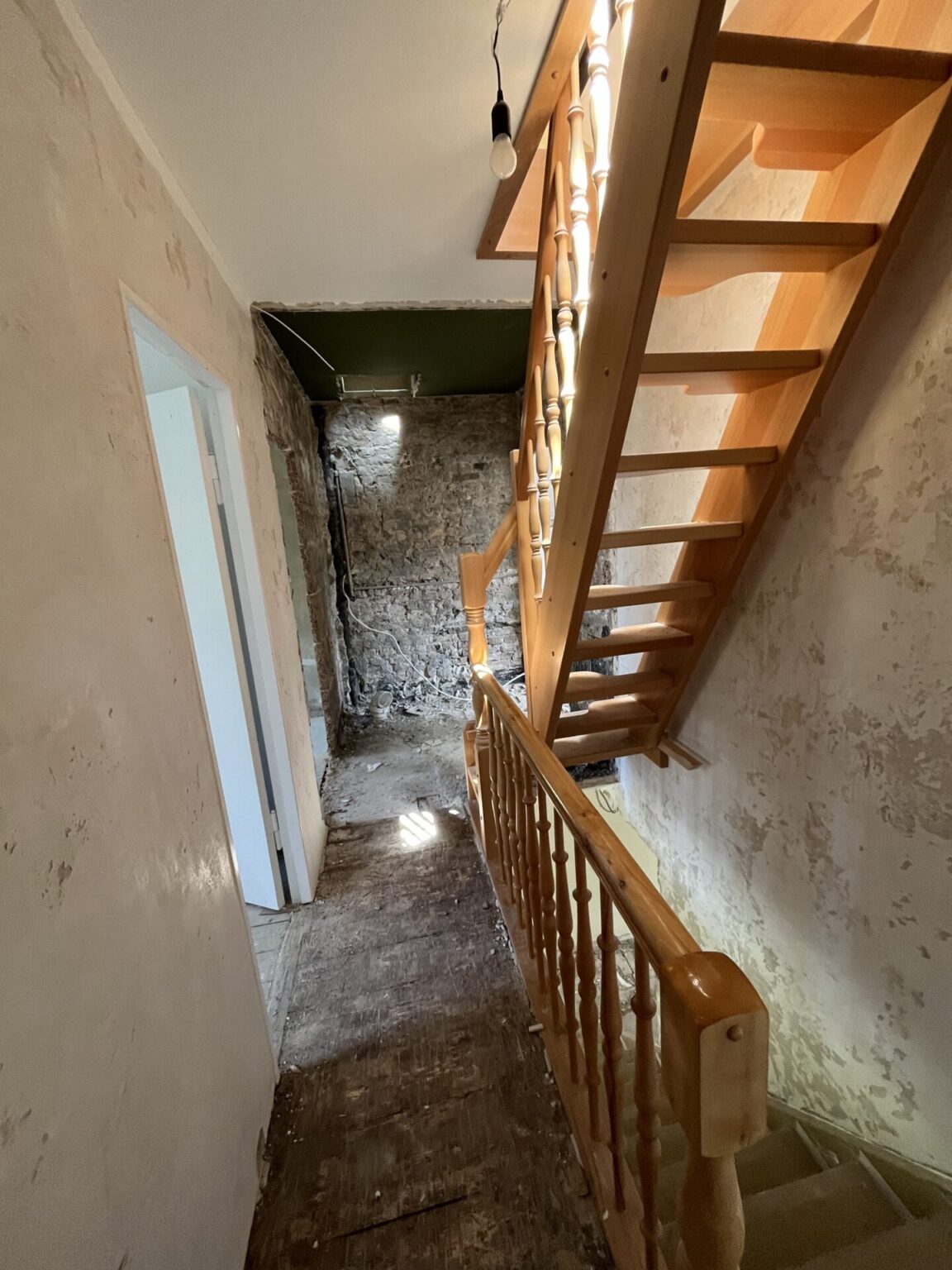 Solide Raumspartreppe aus massiver Buche