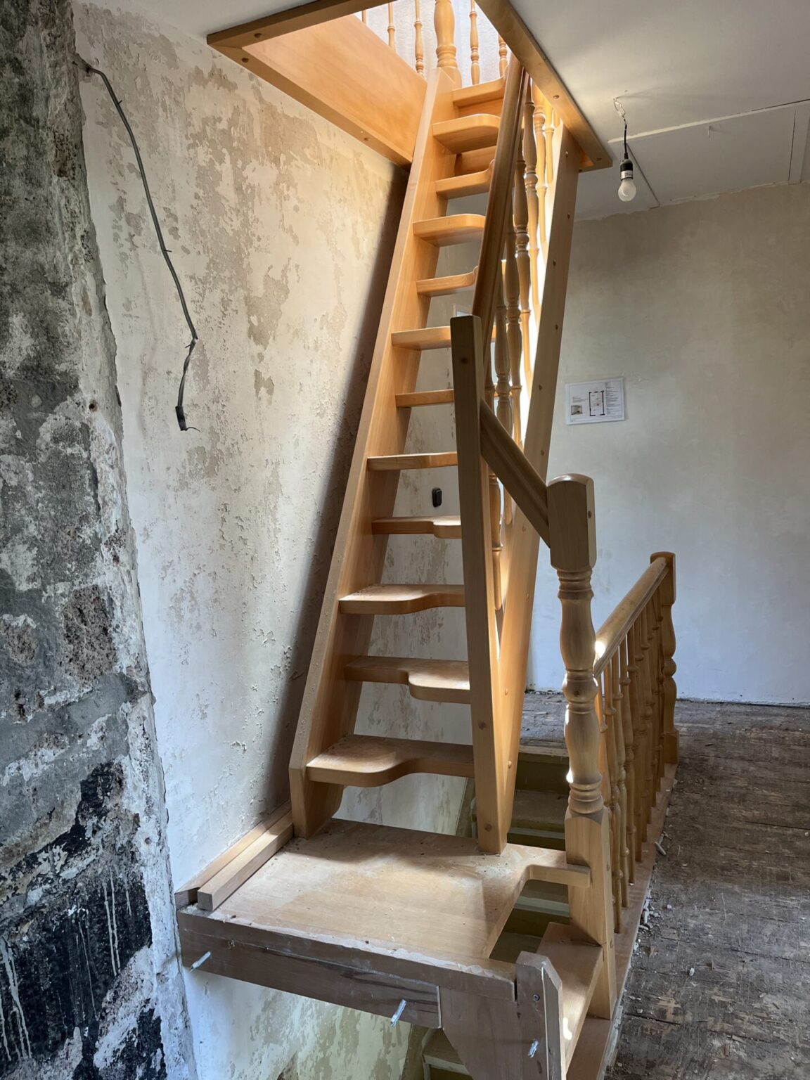 Solide Raumspartreppe aus massiver Buche