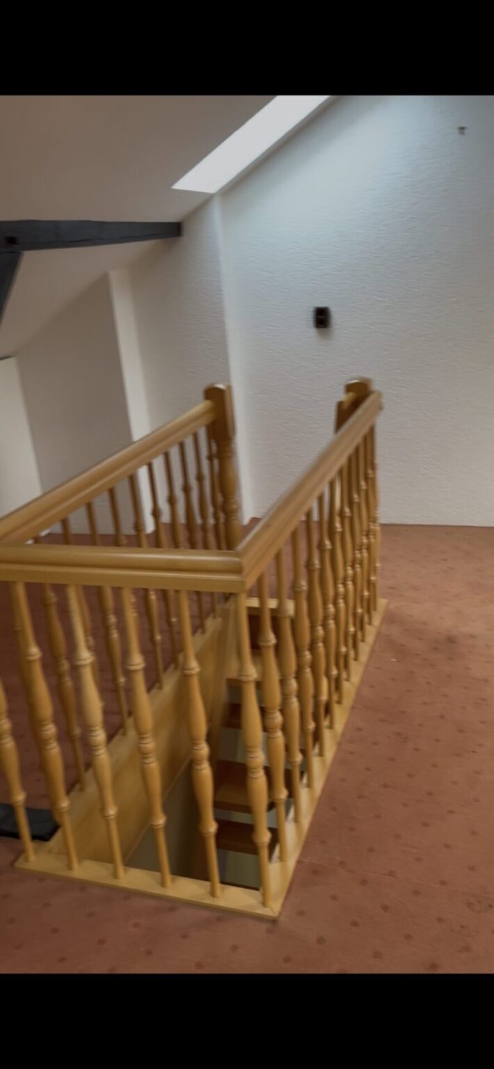 Solide Raumspartreppe aus massiver Buche