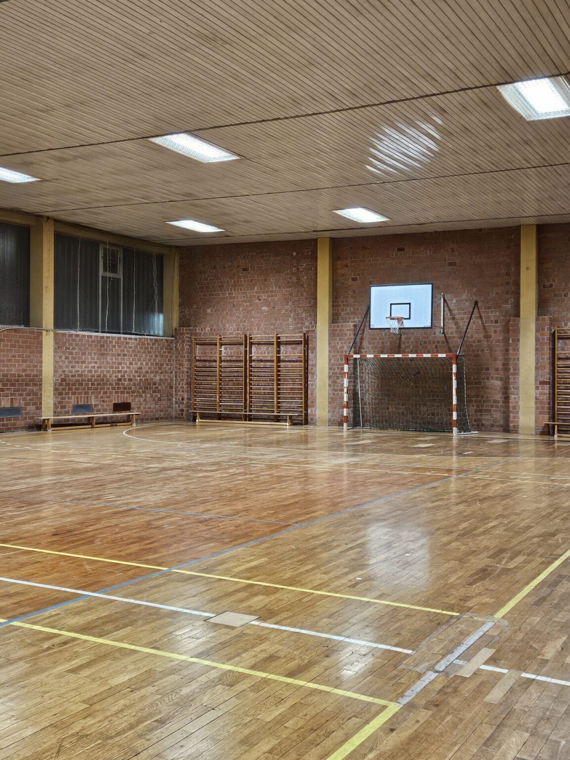 Massives Eichen-Stabparkett – aus Schulsporthalle – 120 m²