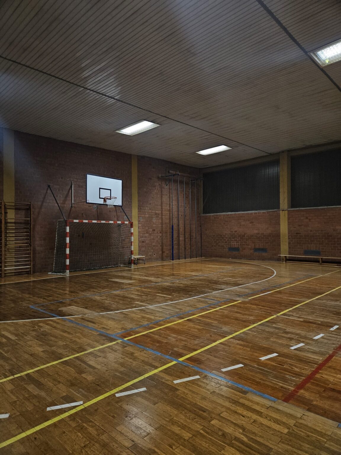 Massives Eichen-Stabparkett – aus Schulsporthalle – 120 m²