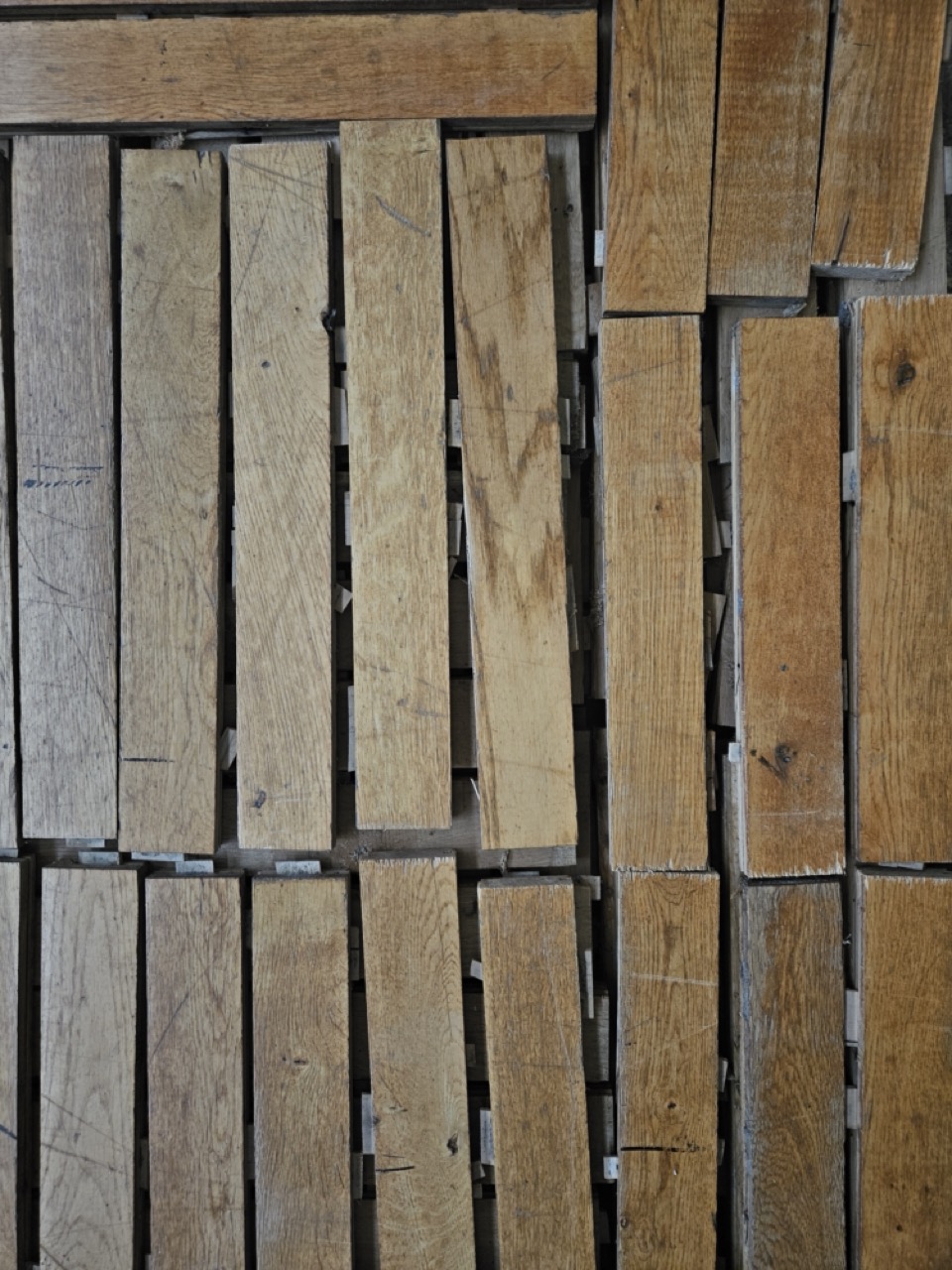 Massives Eichen-Stabparkett – aus Schulsporthalle – 120 m²