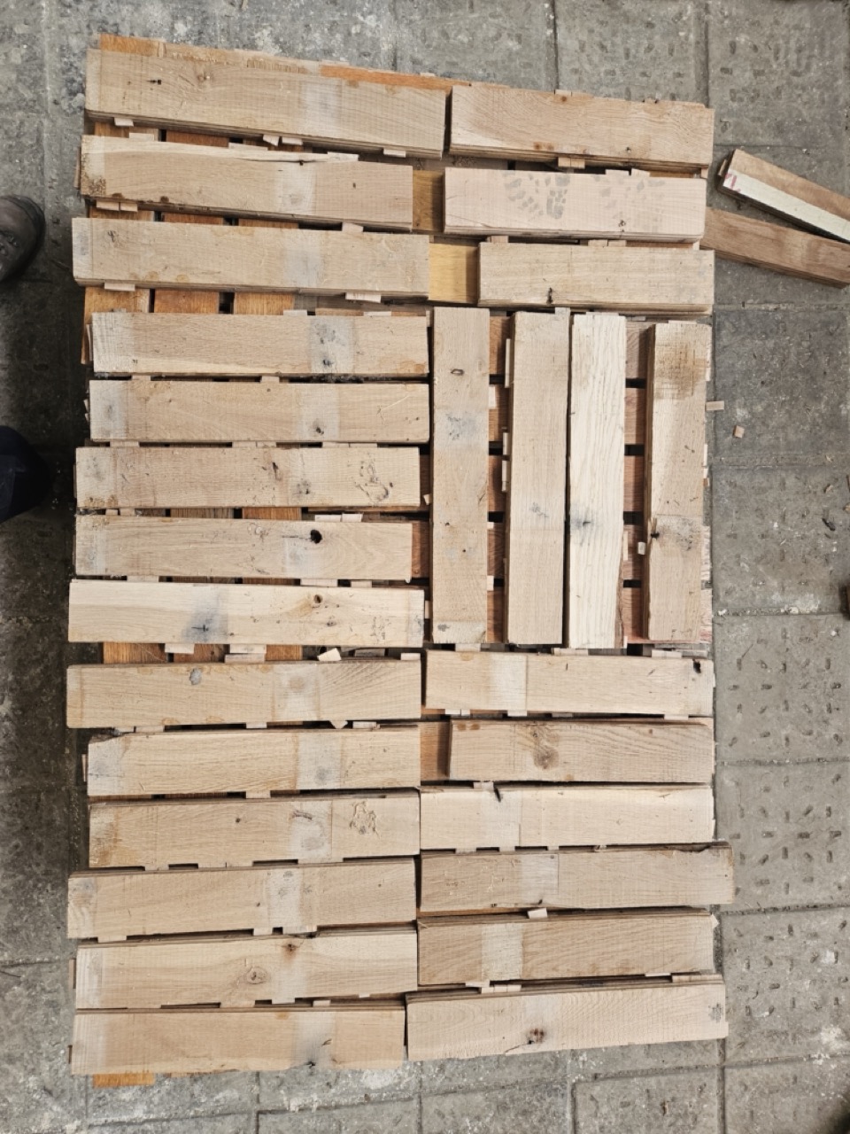 Massives Eichen-Stabparkett – aus Schulsporthalle – 120 m²