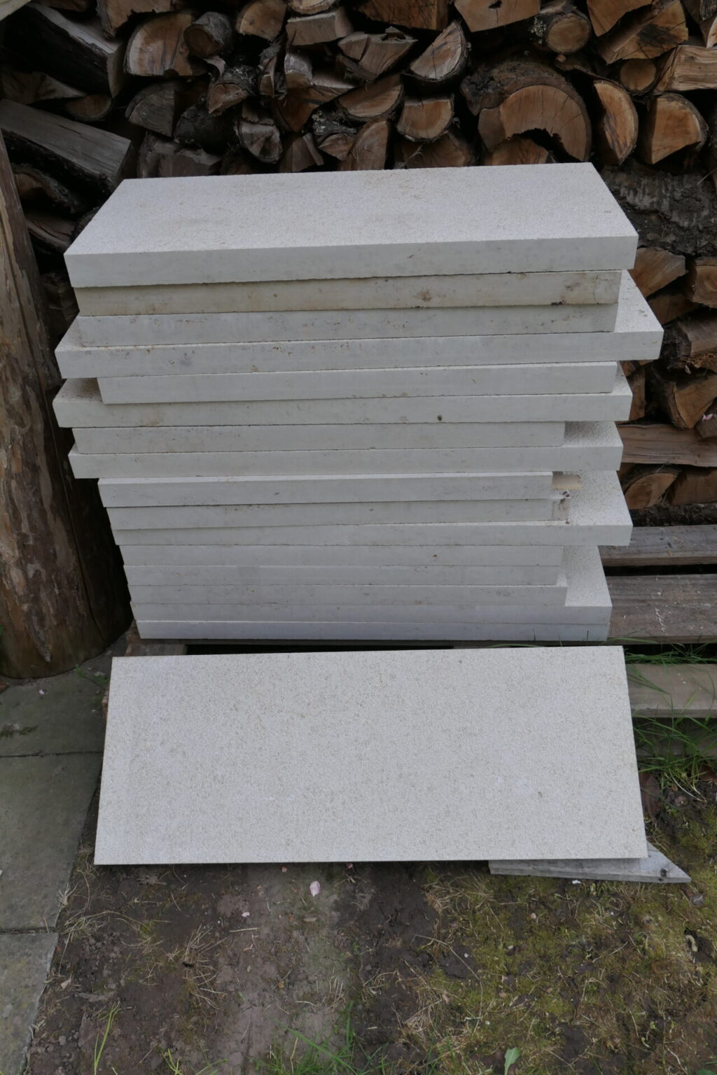 Terrassenplatten Dietfurter Kalkstein gala beige gestockt Boden 30,0 cm Überlängen