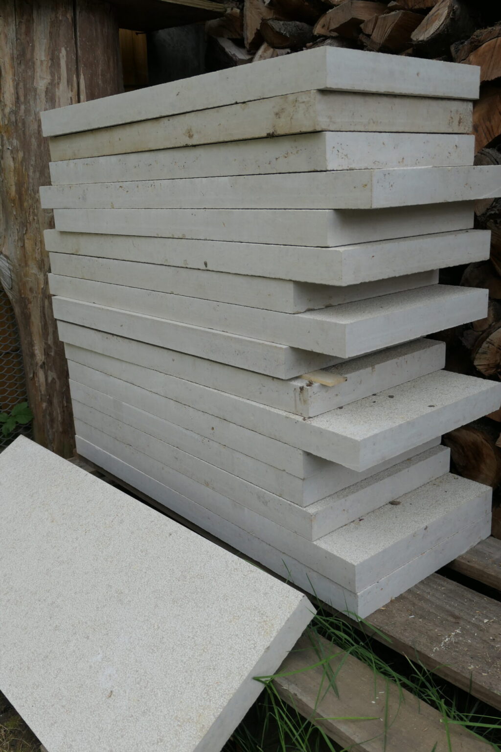 Terrassenplatten Dietfurter Kalkstein gala beige gestockt Boden 30,0 cm Überlängen