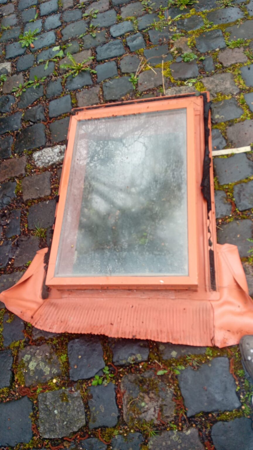 Velux Dachausstiegsfenster ziegelrot