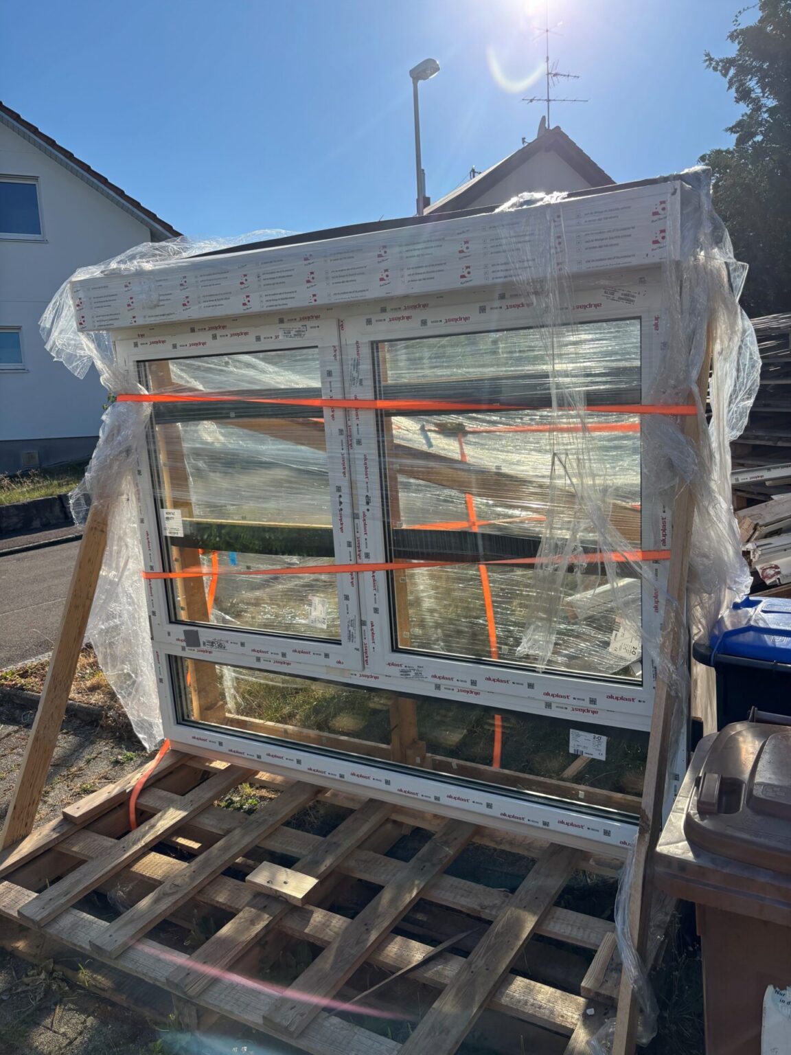 Aluplast Fenster mit elektrischem Aufsatzrolladen