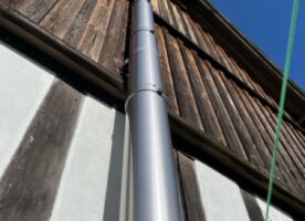 Edelstahlschornstein 8,50 m für Außenwand mit Haltern und Revisionsklappe