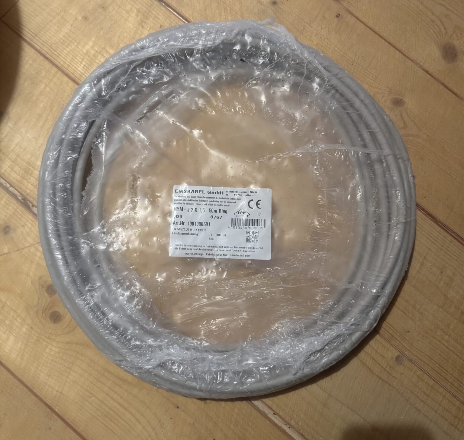 einige Meter Stromkabel NYM-J 3 x 1,5 mm² und Mantelleitung NHXMH-J 5×1,5