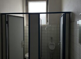 WC-Trennwandkabinen, Waschbecken, WCs, Urinale