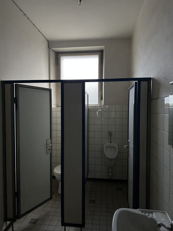 WC-Trennwandkabinen, Waschbecken, WCs, Urinale