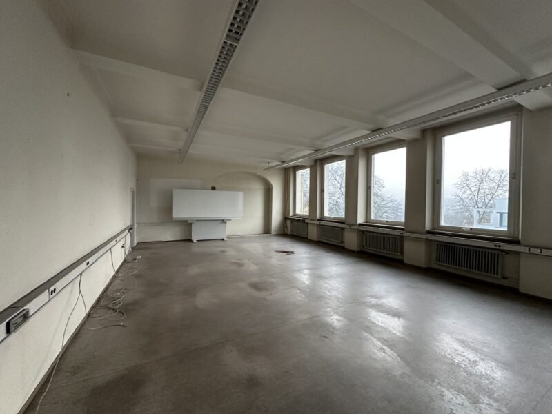 Schultafel und Whiteboards auf Rollständer