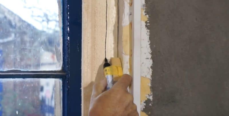 Mit dem gebauten Holzblock und Edding fährst du am Holzbrett entlang und misst so die schiefe Wand aus Mit dem gebauten Holzblock und Edding fährst du am Holzbrett entlang und misst so die schiefe Wand aus